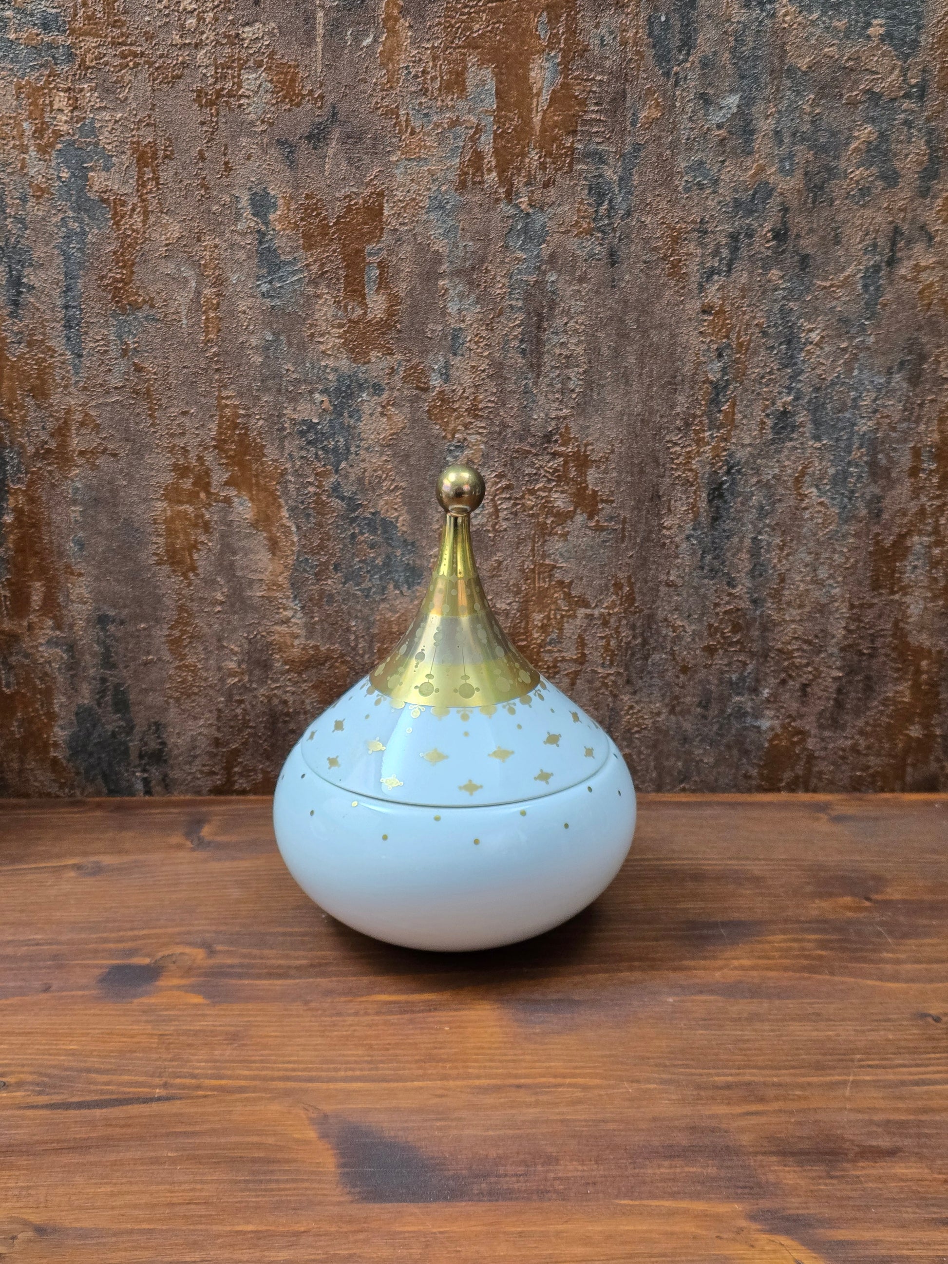 Signierte Porzellan-Deckeldose von Bjørn Wiinblad aus der Rosenthal Studio-Linie, 1961, weiß mit feinem Golddekor, elegantes Mid-Century-Design.