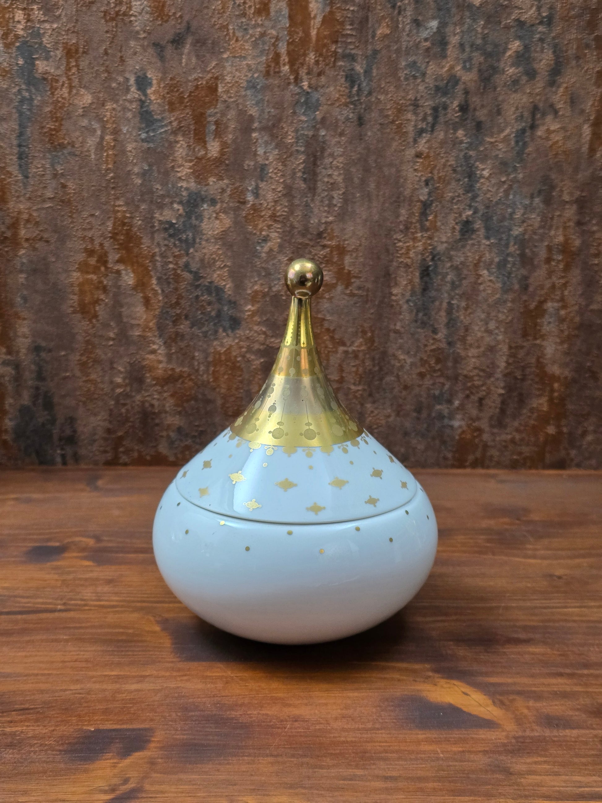 Signierte Porzellan-Deckeldose von Bjørn Wiinblad aus der Rosenthal Studio-Linie, 1961, weiß mit feinem Golddekor, elegantes Mid-Century-Design.