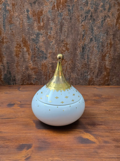 Signierte Porzellan-Deckeldose von Bjørn Wiinblad aus der Rosenthal Studio-Linie, 1961, weiß mit feinem Golddekor, elegantes Mid-Century-Design.