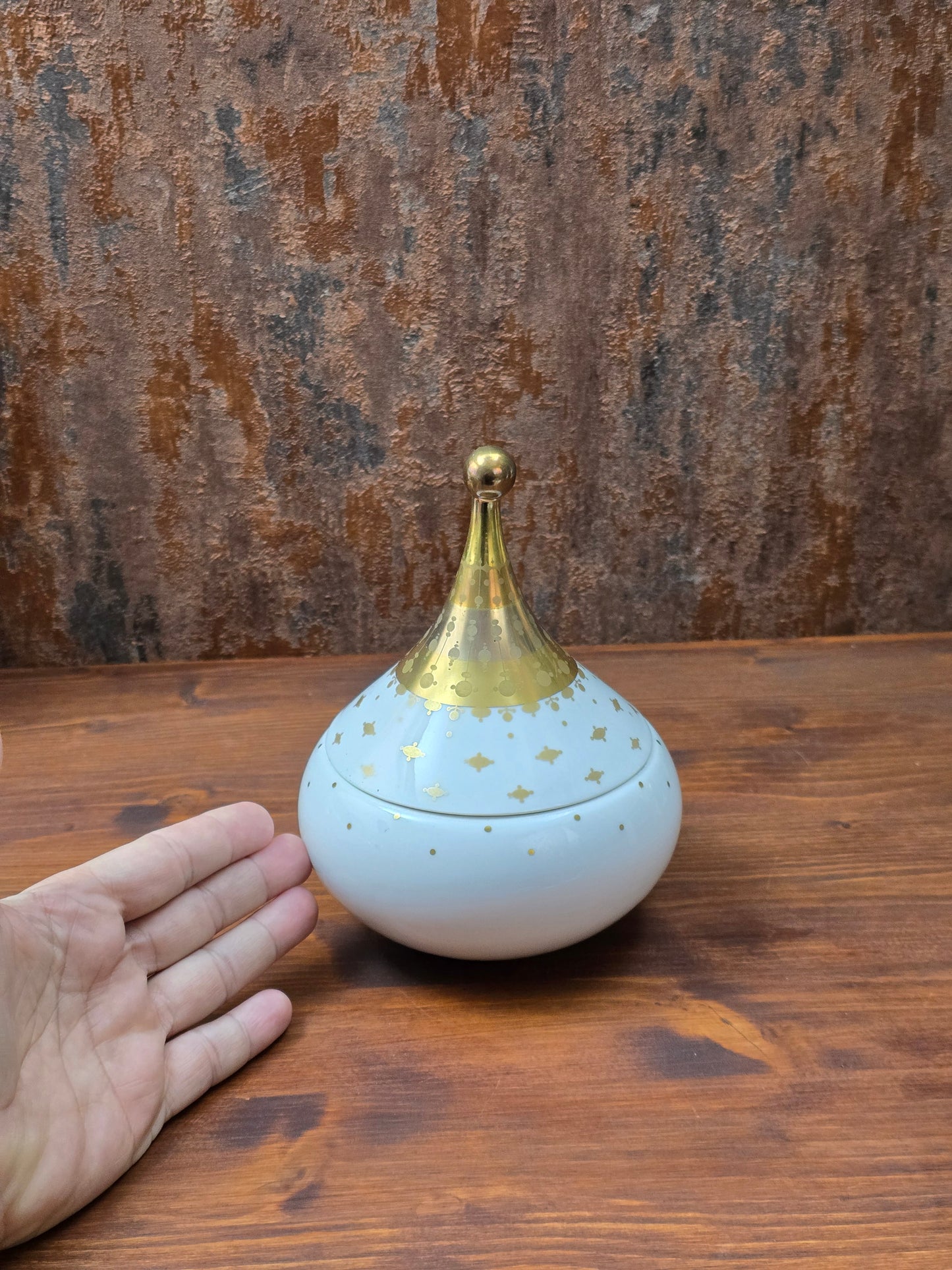 Signierte Porzellan-Deckeldose von Bjørn Wiinblad aus der Rosenthal Studio-Linie, 1961, weiß mit feinem Golddekor, elegantes Mid-Century-Design.