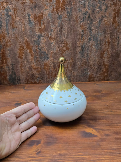 Signierte Porzellan-Deckeldose von Bjørn Wiinblad aus der Rosenthal Studio-Linie, 1961, weiß mit feinem Golddekor, elegantes Mid-Century-Design.