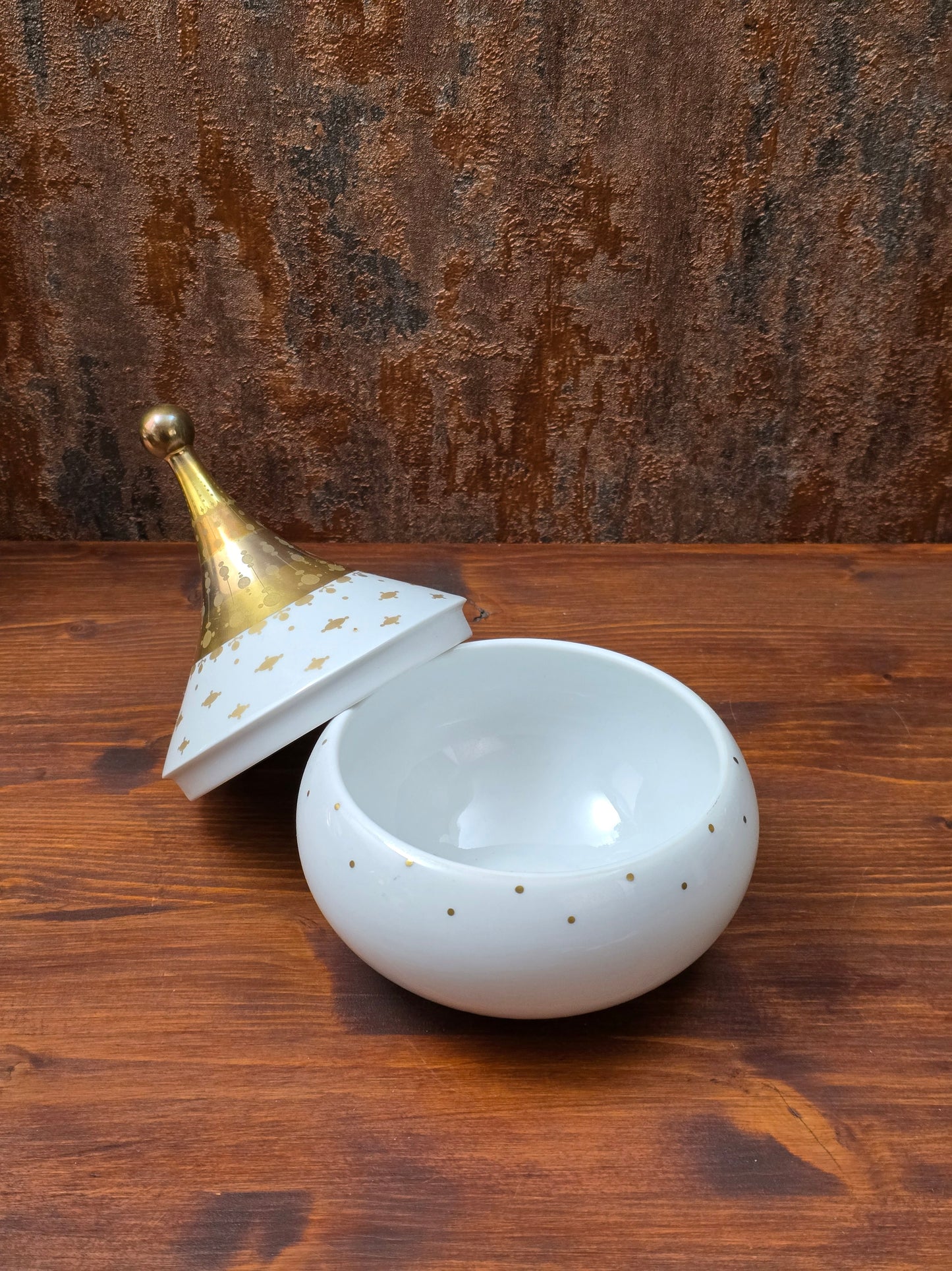 Signierte Porzellan-Deckeldose von Bjørn Wiinblad aus der Rosenthal Studio-Linie, 1961, weiß mit feinem Golddekor, elegantes Mid-Century-Design.