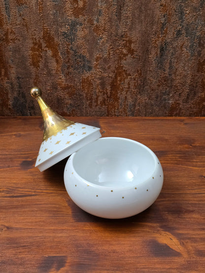Signierte Porzellan-Deckeldose von Bjørn Wiinblad aus der Rosenthal Studio-Linie, 1961, weiß mit feinem Golddekor, elegantes Mid-Century-Design.