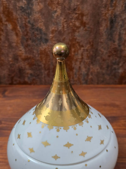 Signierte Porzellan-Deckeldose von Bjørn Wiinblad aus der Rosenthal Studio-Linie, 1961, weiß mit feinem Golddekor, elegantes Mid-Century-Design.