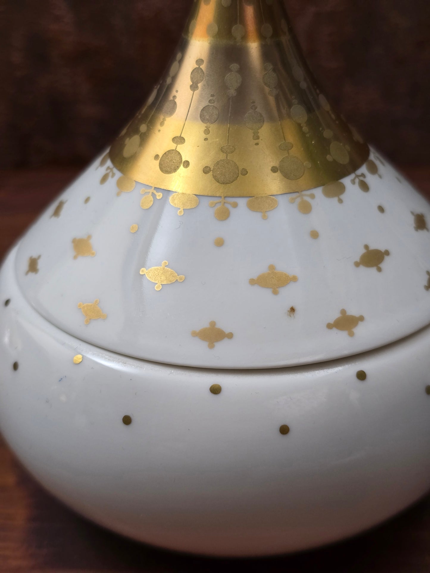 Signierte Porzellan-Deckeldose von Bjørn Wiinblad aus der Rosenthal Studio-Linie, 1961, weiß mit feinem Golddekor, elegantes Mid-Century-Design.