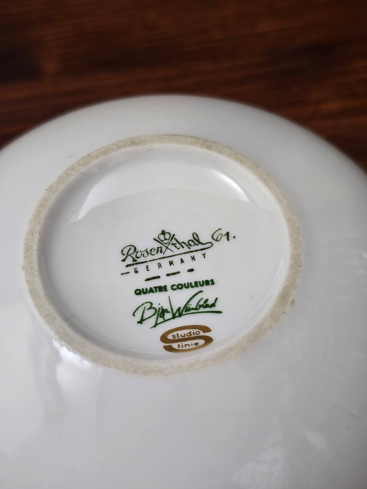 Signierte Porzellan-Deckeldose von Bjørn Wiinblad aus der Rosenthal Studio-Linie, 1961, weiß mit feinem Golddekor, elegantes Mid-Century-Design.