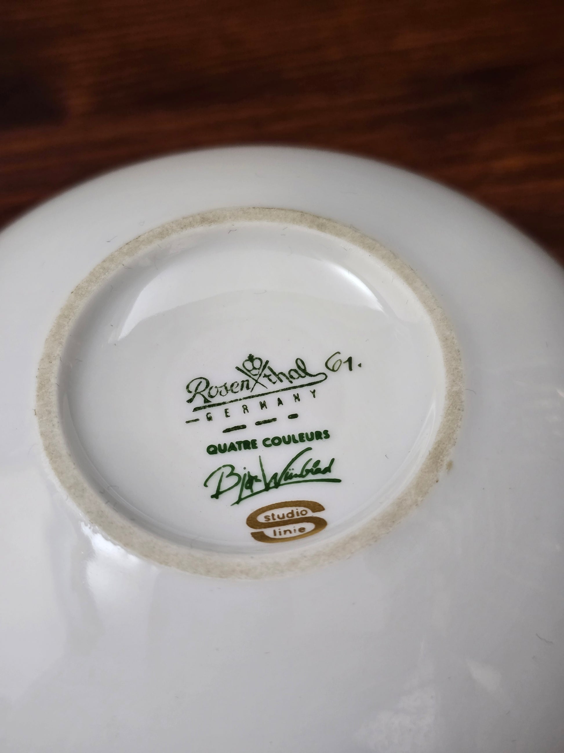 Signierte Porzellan-Deckeldose von Bjørn Wiinblad aus der Rosenthal Studio-Linie, 1961, weiß mit feinem Golddekor, elegantes Mid-Century-Design.