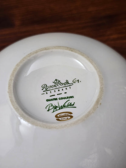 Signierte Porzellan-Deckeldose von Bjørn Wiinblad aus der Rosenthal Studio-Linie, 1961, weiß mit feinem Golddekor, elegantes Mid-Century-Design.
