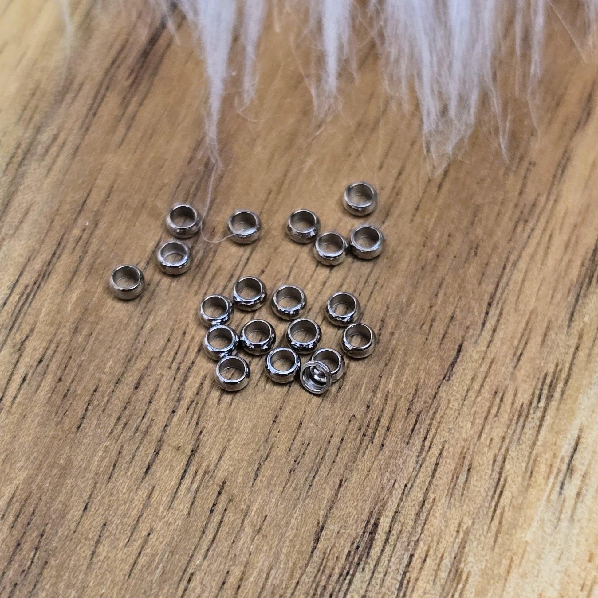 Silberfarbene Edelstahl-Crimps (2 mm) im 20er-Set – ideal zum Fixieren von Perlen, Verschlüssen und Details bei Ketten, Armbändern & Schmuckdesign. Langlebig & vielseitig.