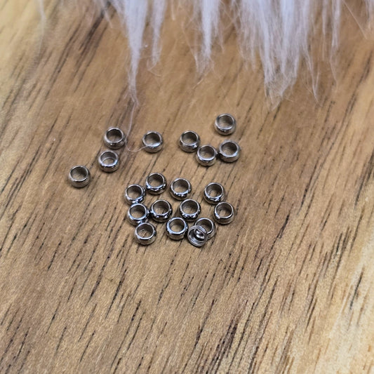 Silberfarbene Edelstahl-Crimps (2 mm) im 20er-Set – ideal zum Fixieren von Perlen, Verschlüssen und Details bei Ketten, Armbändern & Schmuckdesign. Langlebig & vielseitig.
