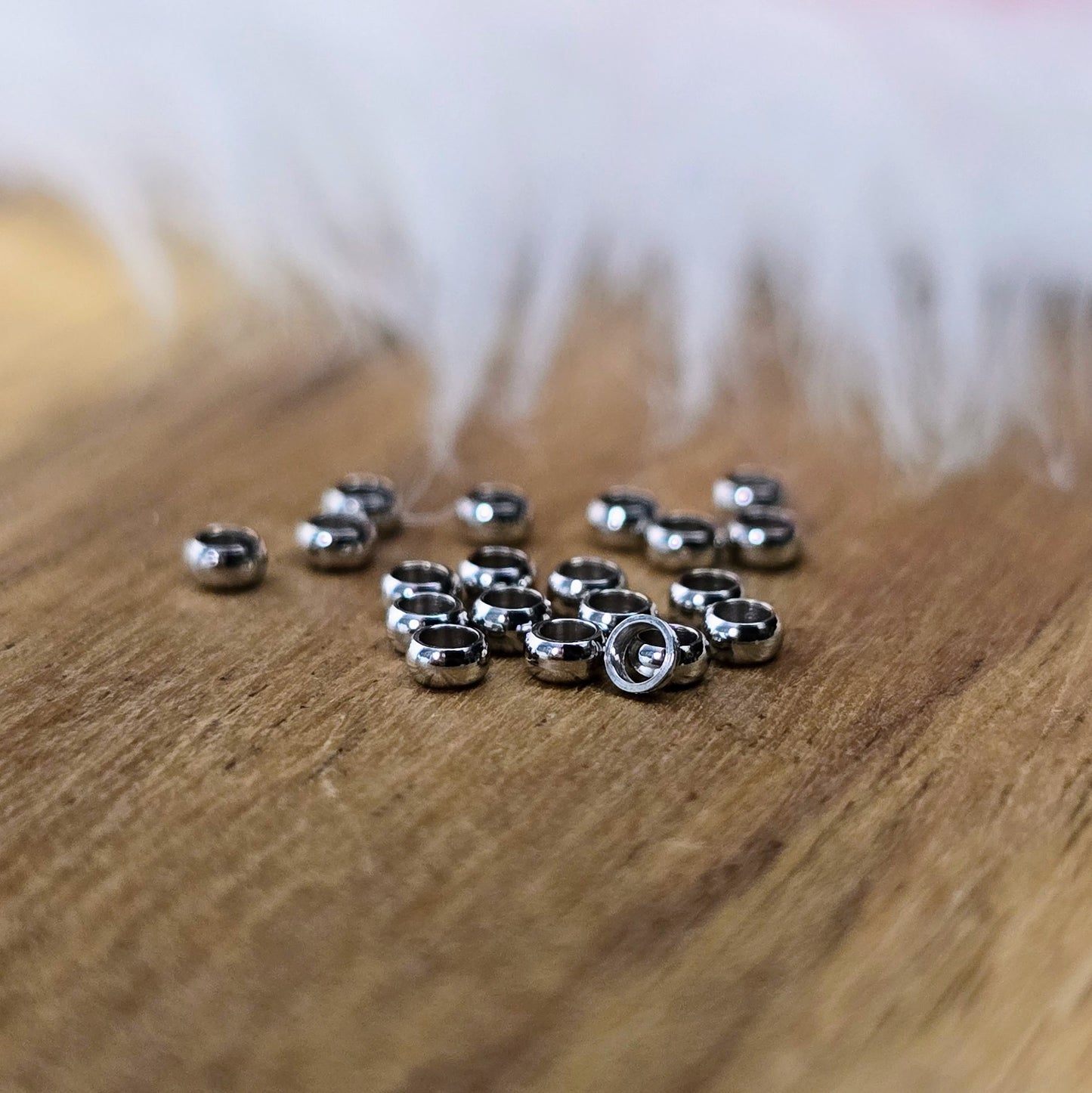 Silberfarbene Edelstahl-Crimps (2 mm) im 20er-Set – ideal zum Fixieren von Perlen, Verschlüssen und Details bei Ketten, Armbändern & Schmuckdesign. Langlebig & vielseitig.