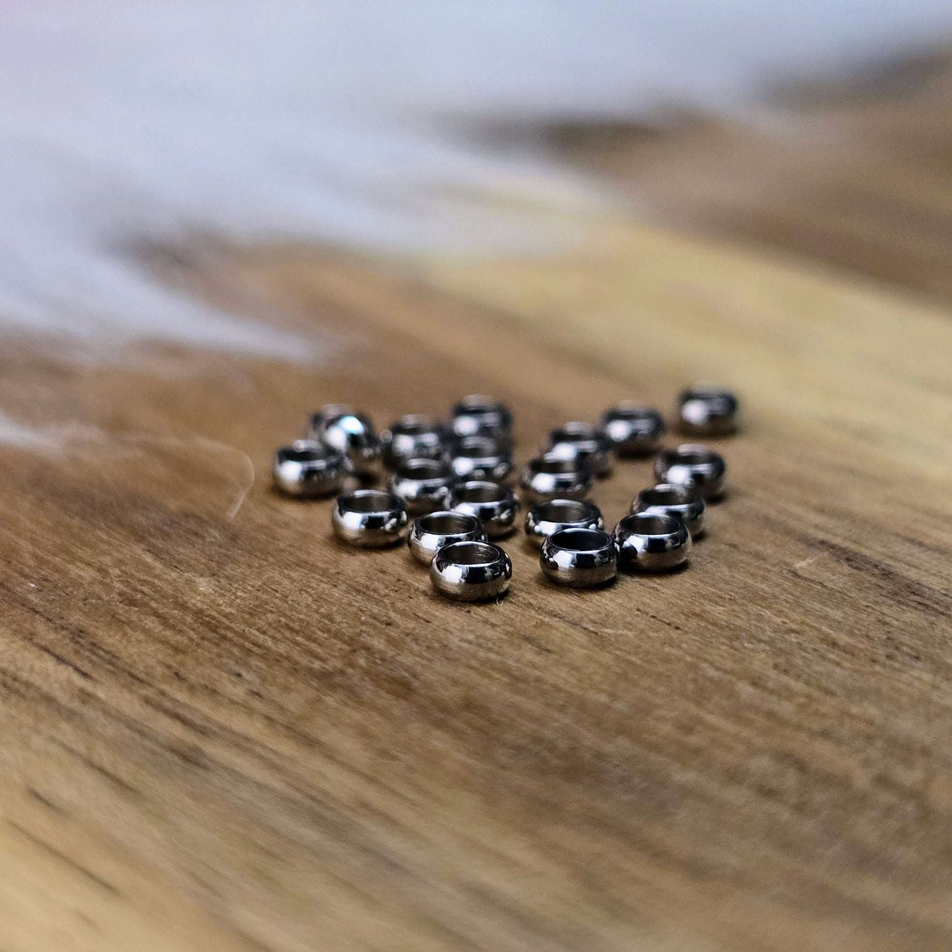 Silberfarbene Edelstahl-Crimps (2,5 mm) im 20er-Set – ideal zum Fixieren von Perlen, Verschlüssen und Details bei Ketten, Armbändern & Schmuckdesign. Langlebig & vielseitig.