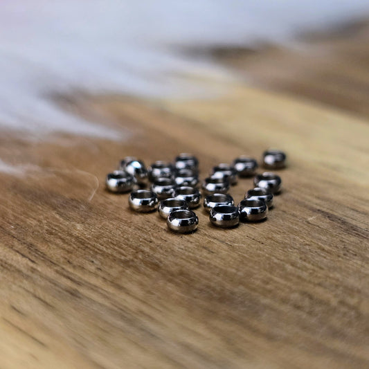 Silberfarbene Edelstahl-Crimps (2,5 mm) im 20er-Set – ideal zum Fixieren von Perlen, Verschlüssen und Details bei Ketten, Armbändern & Schmuckdesign. Langlebig & vielseitig.
