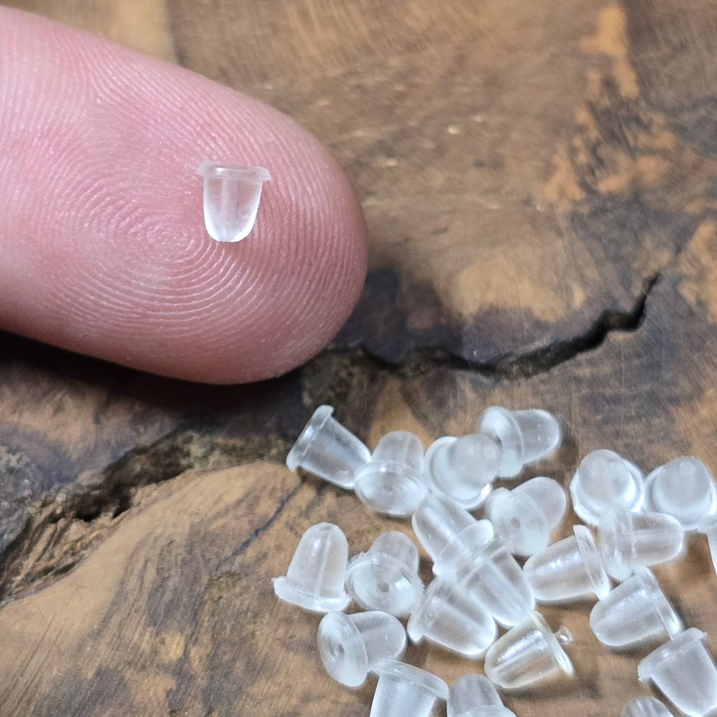 200 Silikonstopper für Ohrstecker (4 mm), matt-weiß. Sicherer Halt für DIY-Schmuck und Ersatzteile. Praktisches Schmuckzubehör aus Silikon für deine Schmuckherstellung.