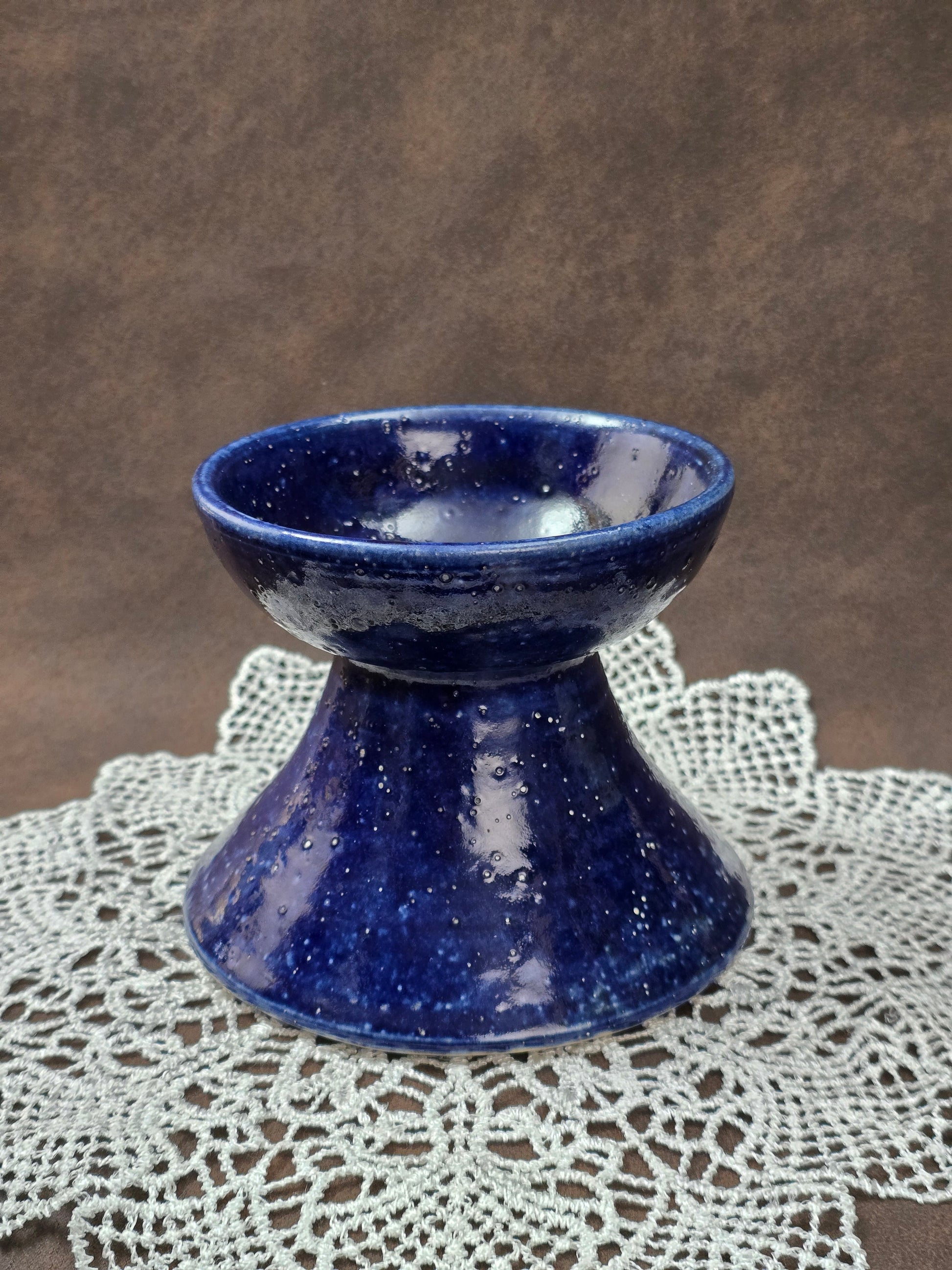 Skulpturale Studiokeramik Vase aus Steinzeug in tiefblauer Glasur, skandinavischer Mid-Century-Stil, handgefertigt, kompakte Form.