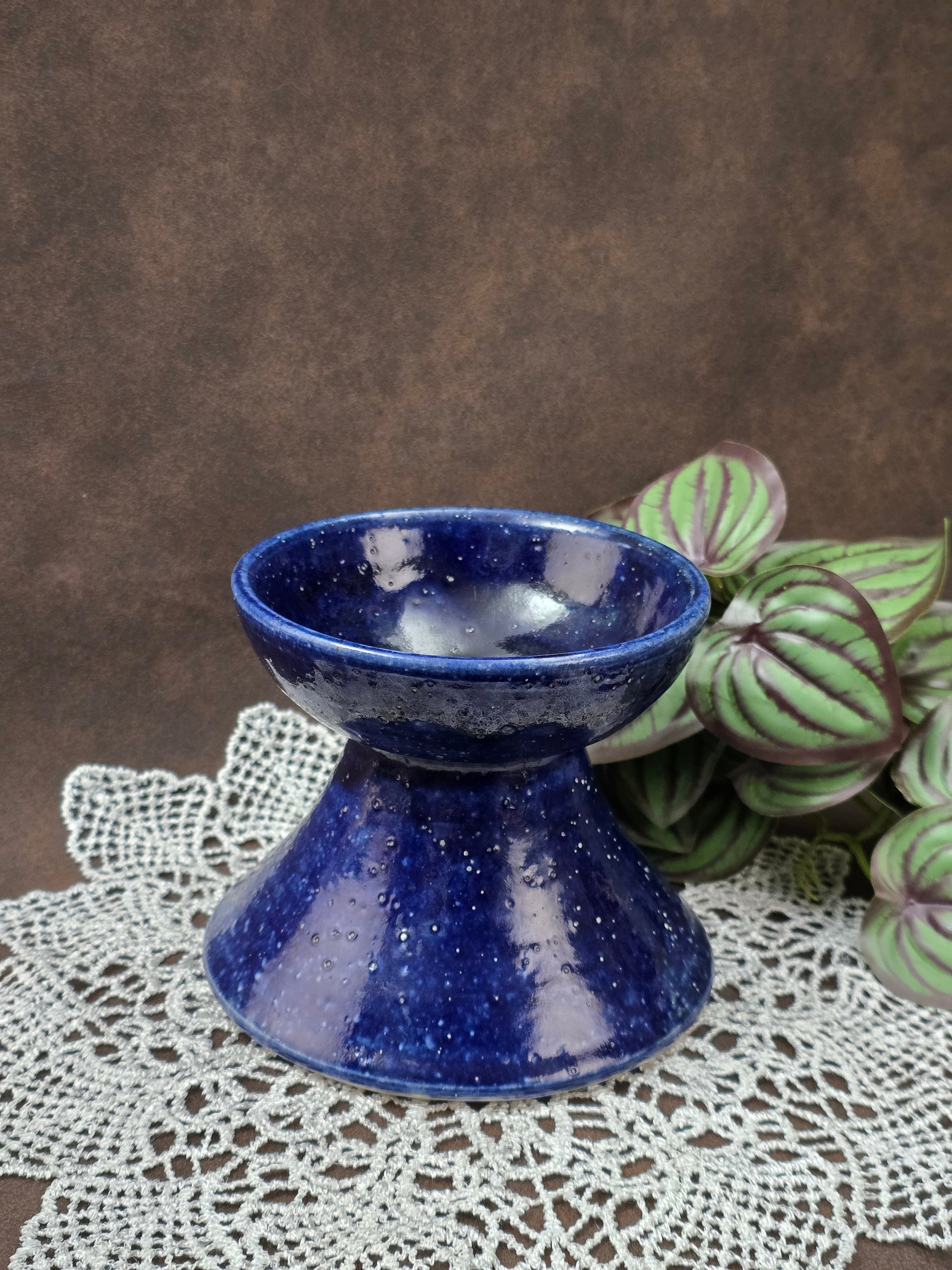 Skulpturale Studiokeramik Vase aus Steinzeug in tiefblauer Glasur, skandinavischer Mid-Century-Stil, handgefertigt, kompakte Form.