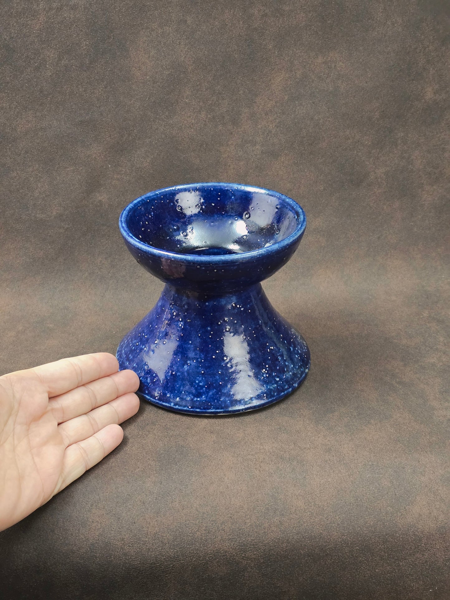 Skulpturale Studiokeramik Vase aus Steinzeug in tiefblauer Glasur, skandinavischer Mid-Century-Stil, handgefertigt, kompakte Form.