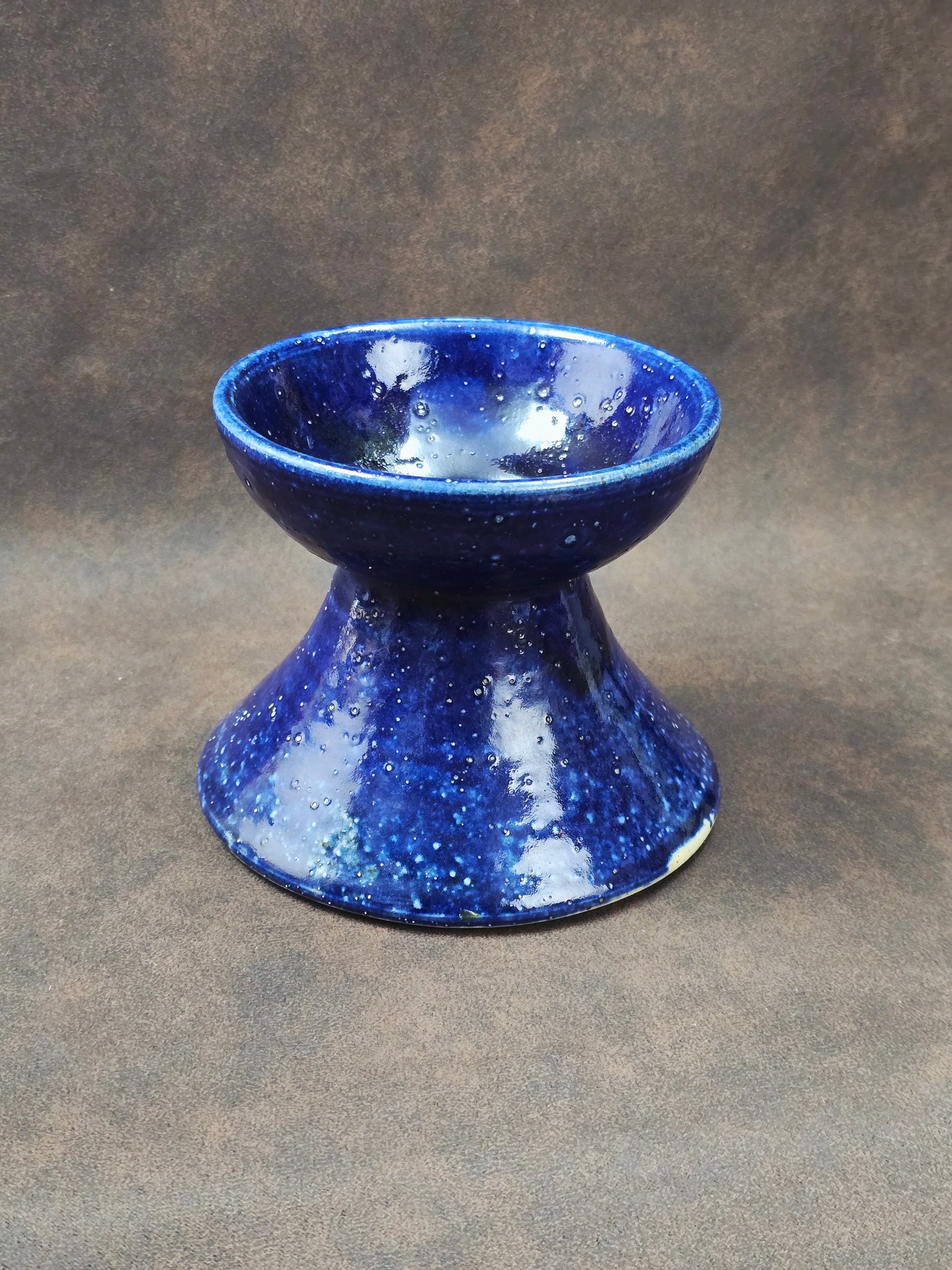 Skulpturale Studiokeramik Vase aus Steinzeug in tiefblauer Glasur, skandinavischer Mid-Century-Stil, handgefertigt, kompakte Form.
