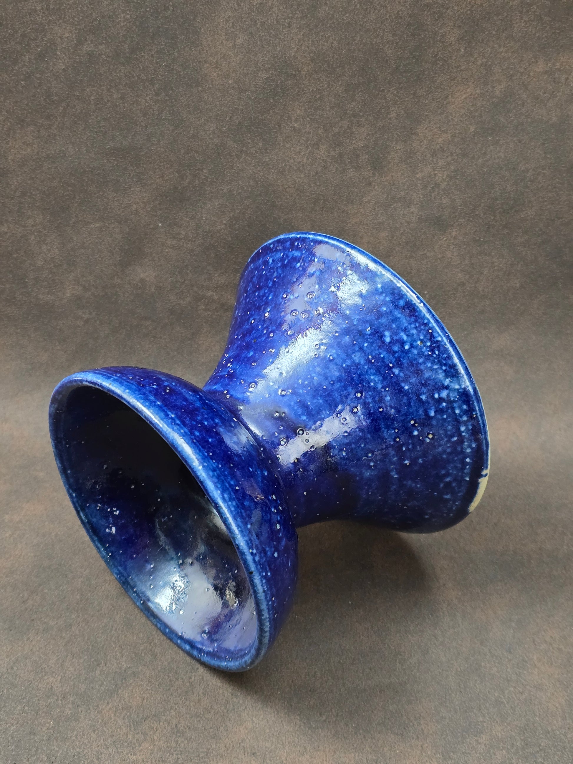 Skulpturale Studiokeramik Vase aus Steinzeug in tiefblauer Glasur, skandinavischer Mid-Century-Stil, handgefertigt, kompakte Form.