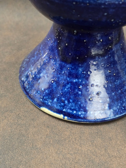 Skulpturale Studiokeramik Vase aus Steinzeug in tiefblauer Glasur, skandinavischer Mid-Century-Stil, handgefertigt, kompakte Form.