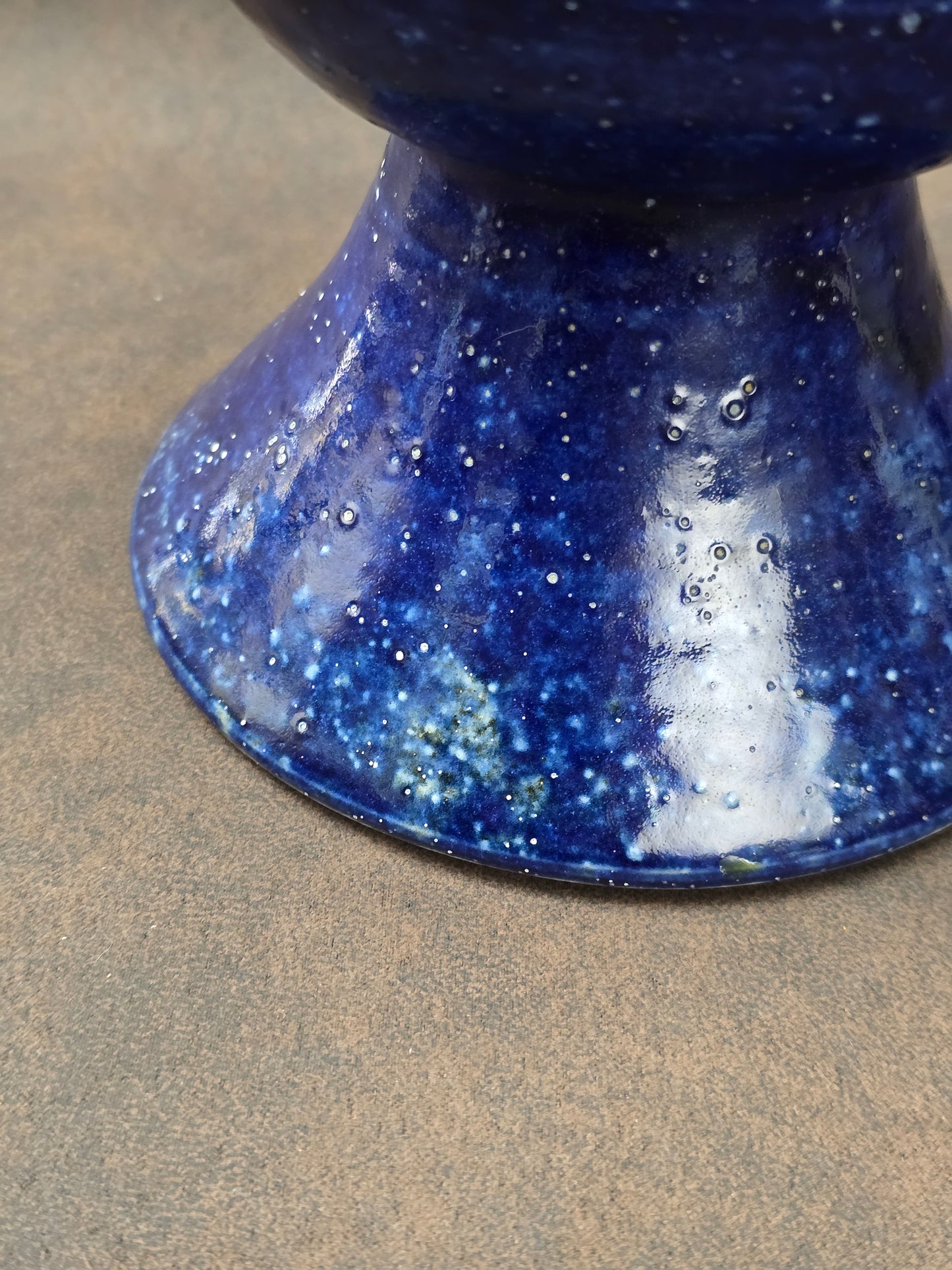 Skulpturale Studiokeramik Vase aus Steinzeug in tiefblauer Glasur, skandinavischer Mid-Century-Stil, handgefertigt, kompakte Form.