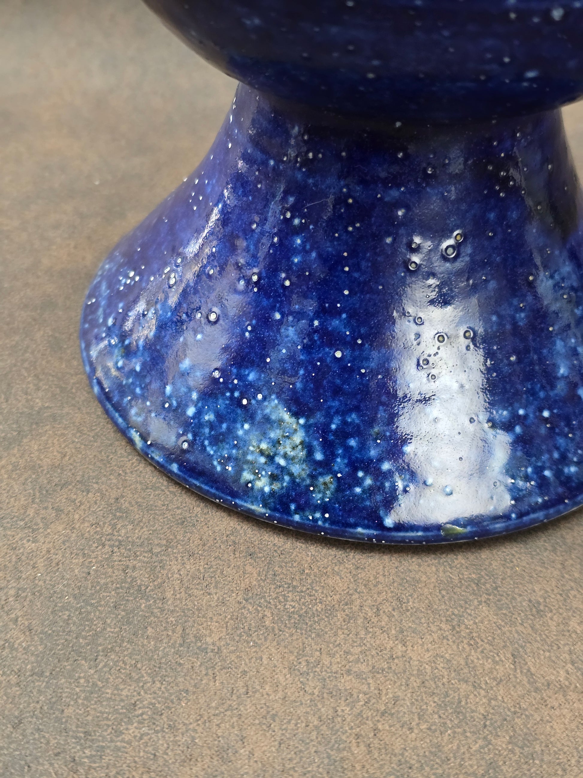 Skulpturale Studiokeramik Vase aus Steinzeug in tiefblauer Glasur, skandinavischer Mid-Century-Stil, handgefertigt, kompakte Form.