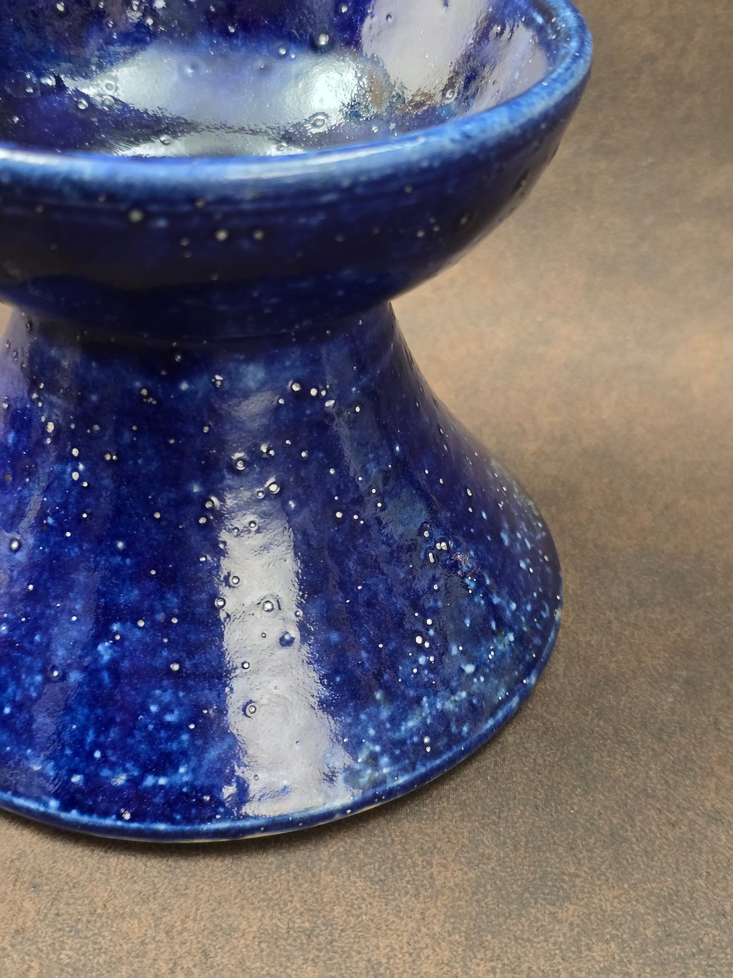 Skulpturale Studiokeramik Vase aus Steinzeug in tiefblauer Glasur, skandinavischer Mid-Century-Stil, handgefertigt, kompakte Form.
