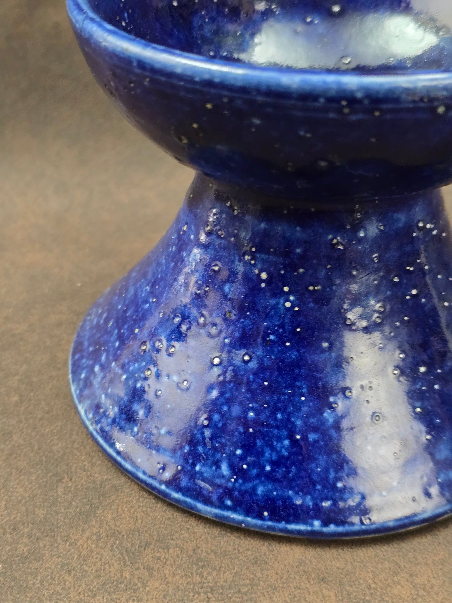 Skulpturale Studiokeramik Vase aus Steinzeug in tiefblauer Glasur, skandinavischer Mid-Century-Stil, handgefertigt, kompakte Form.