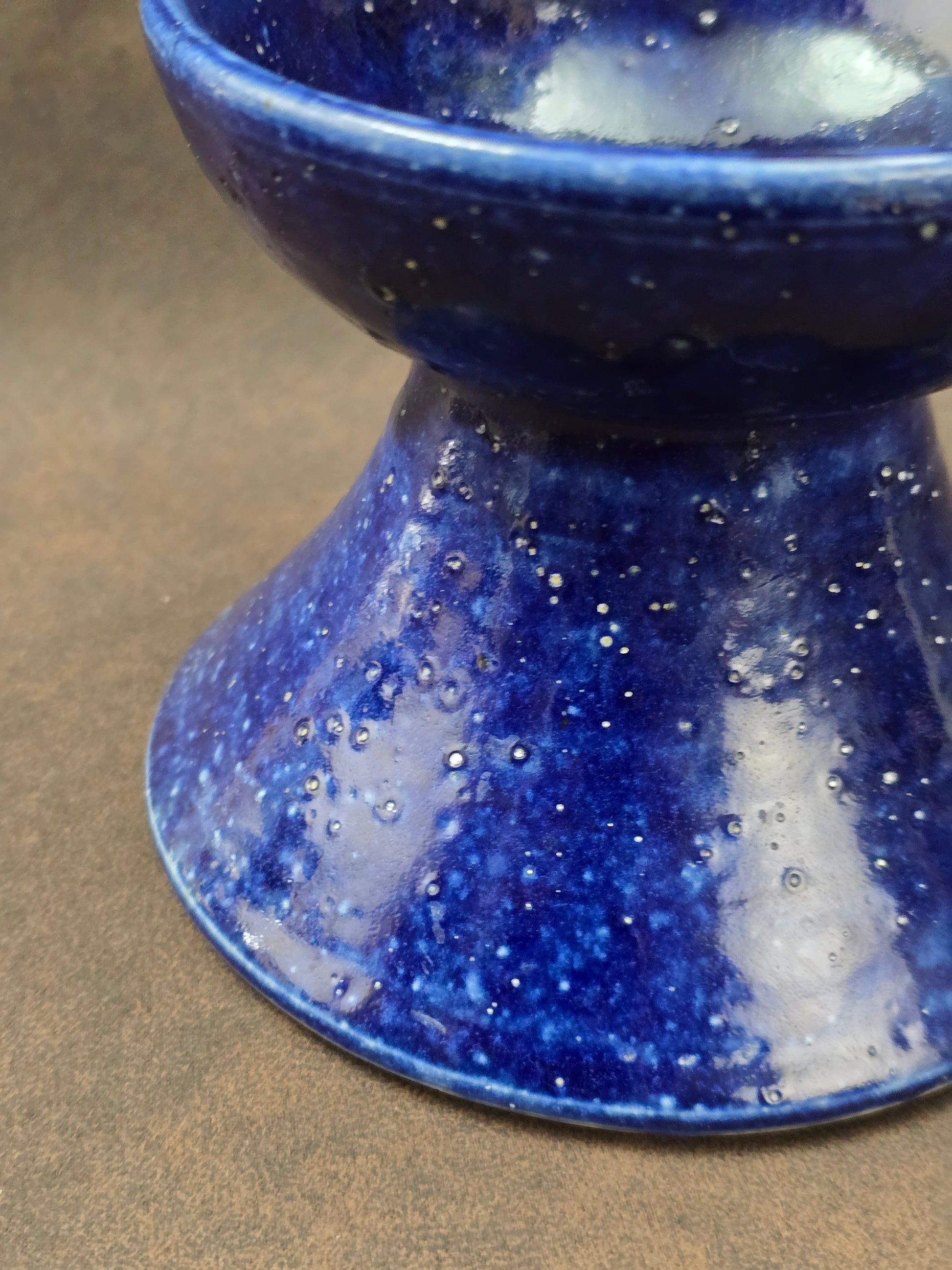 Skulpturale Studiokeramik Vase aus Steinzeug in tiefblauer Glasur, skandinavischer Mid-Century-Stil, handgefertigt, kompakte Form.
