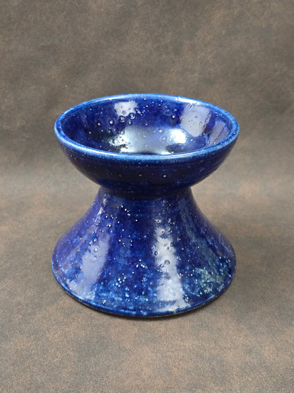 Skulpturale Studiokeramik Vase aus Steinzeug in tiefblauer Glasur, skandinavischer Mid-Century-Stil, handgefertigt, kompakte Form.