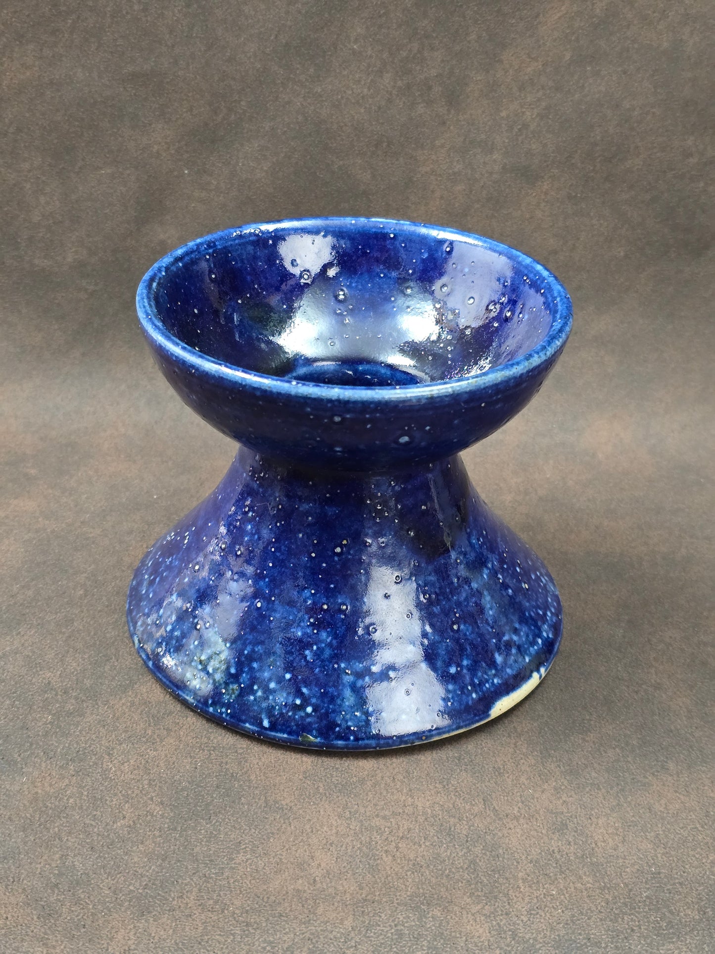 Skulpturale Studiokeramik Vase aus Steinzeug in tiefblauer Glasur, skandinavischer Mid-Century-Stil, handgefertigt, kompakte Form.