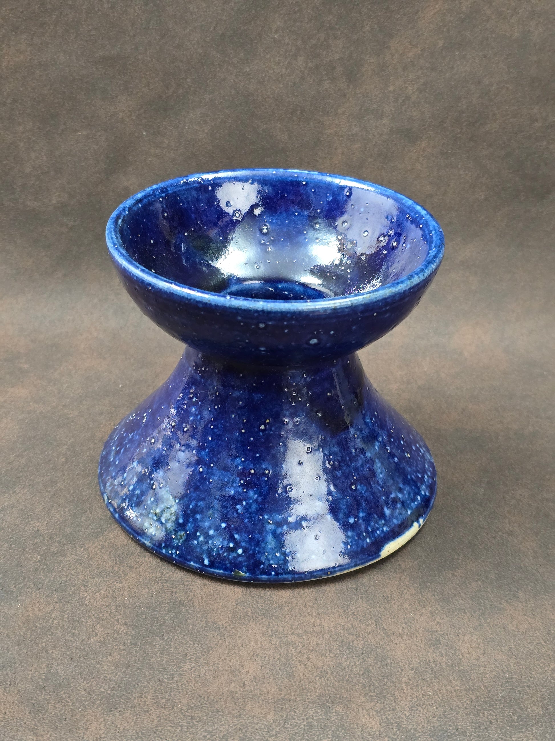 Skulpturale Studiokeramik Vase aus Steinzeug in tiefblauer Glasur, skandinavischer Mid-Century-Stil, handgefertigt, kompakte Form.
