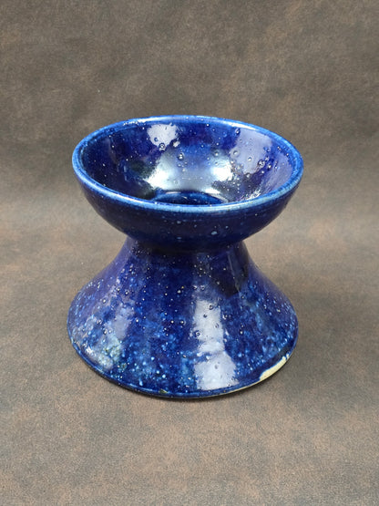 Skulpturale Studiokeramik Vase aus Steinzeug in tiefblauer Glasur, skandinavischer Mid-Century-Stil, handgefertigt, kompakte Form.