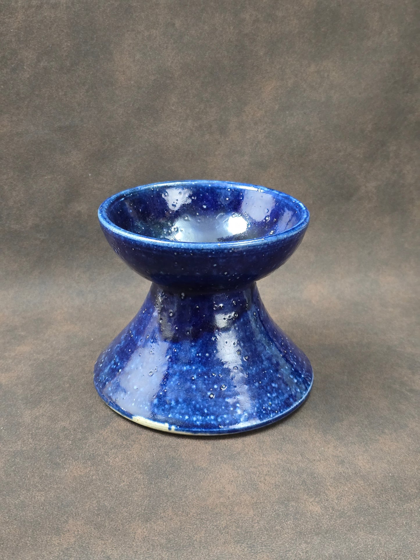 Skulpturale Studiokeramik Vase aus Steinzeug in tiefblauer Glasur, skandinavischer Mid-Century-Stil, handgefertigt, kompakte Form.