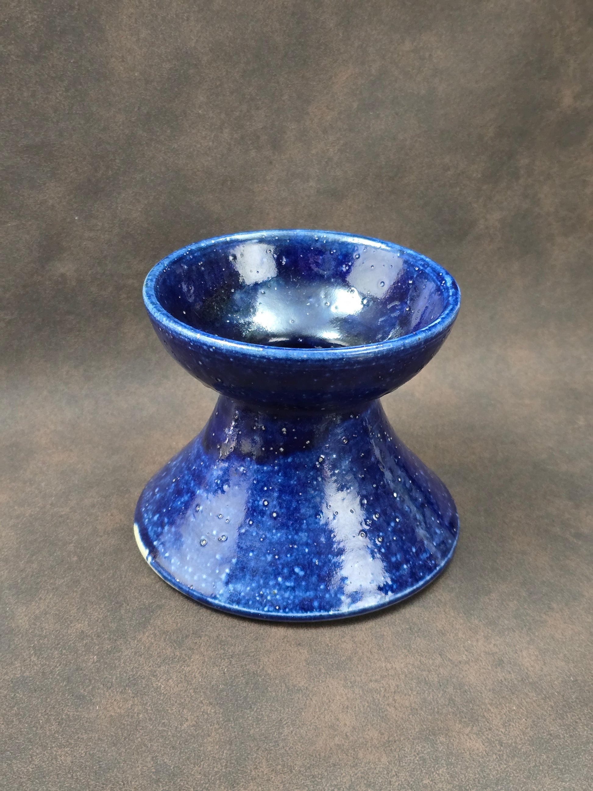 Skulpturale Studiokeramik Vase aus Steinzeug in tiefblauer Glasur, skandinavischer Mid-Century-Stil, handgefertigt, kompakte Form.