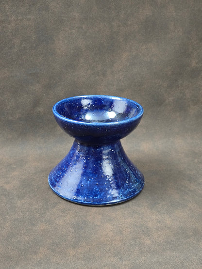 Skulpturale Studiokeramik Vase aus Steinzeug in tiefblauer Glasur, skandinavischer Mid-Century-Stil, handgefertigt, kompakte Form.