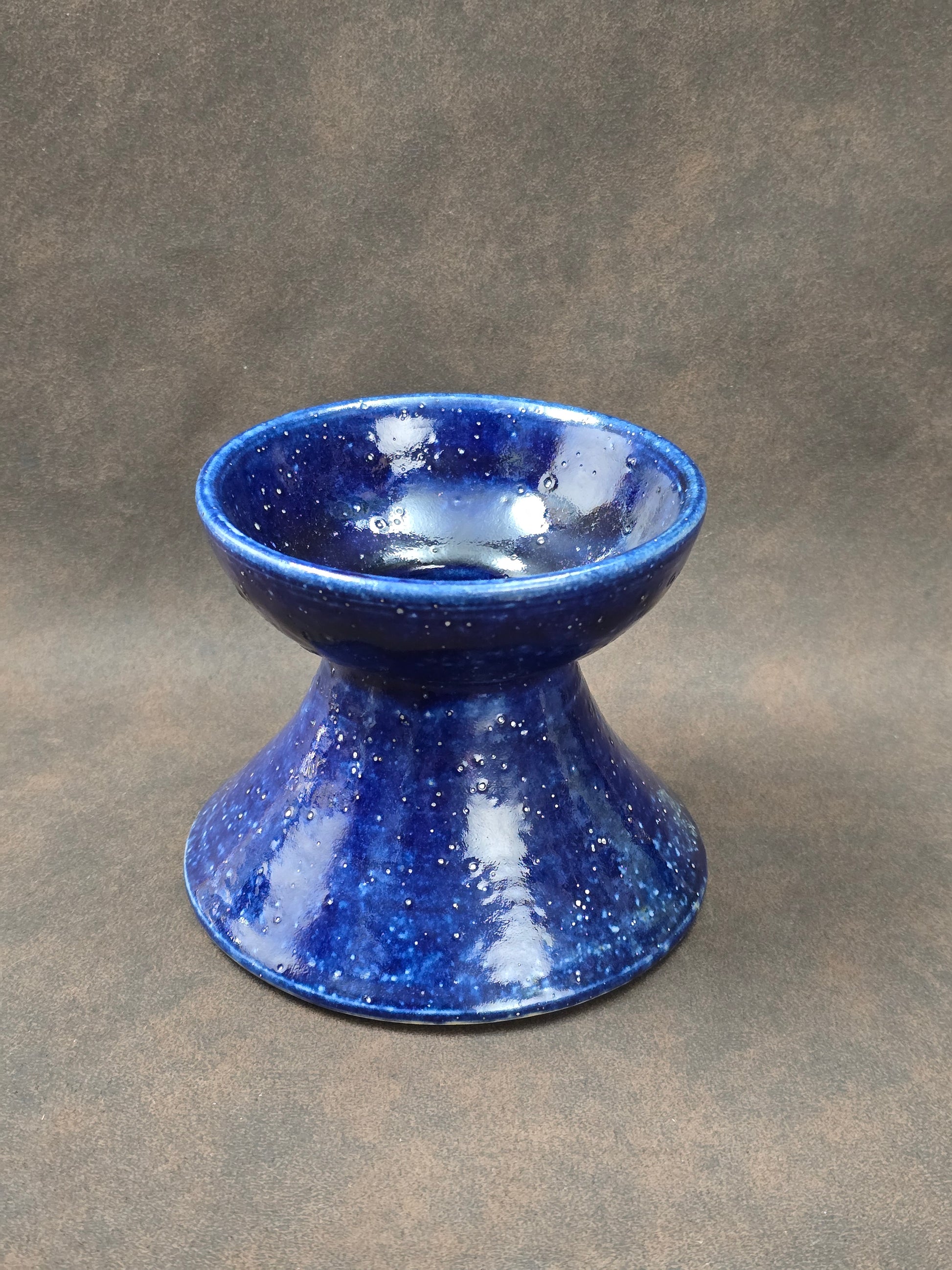Skulpturale Studiokeramik Vase aus Steinzeug in tiefblauer Glasur, skandinavischer Mid-Century-Stil, handgefertigt, kompakte Form.