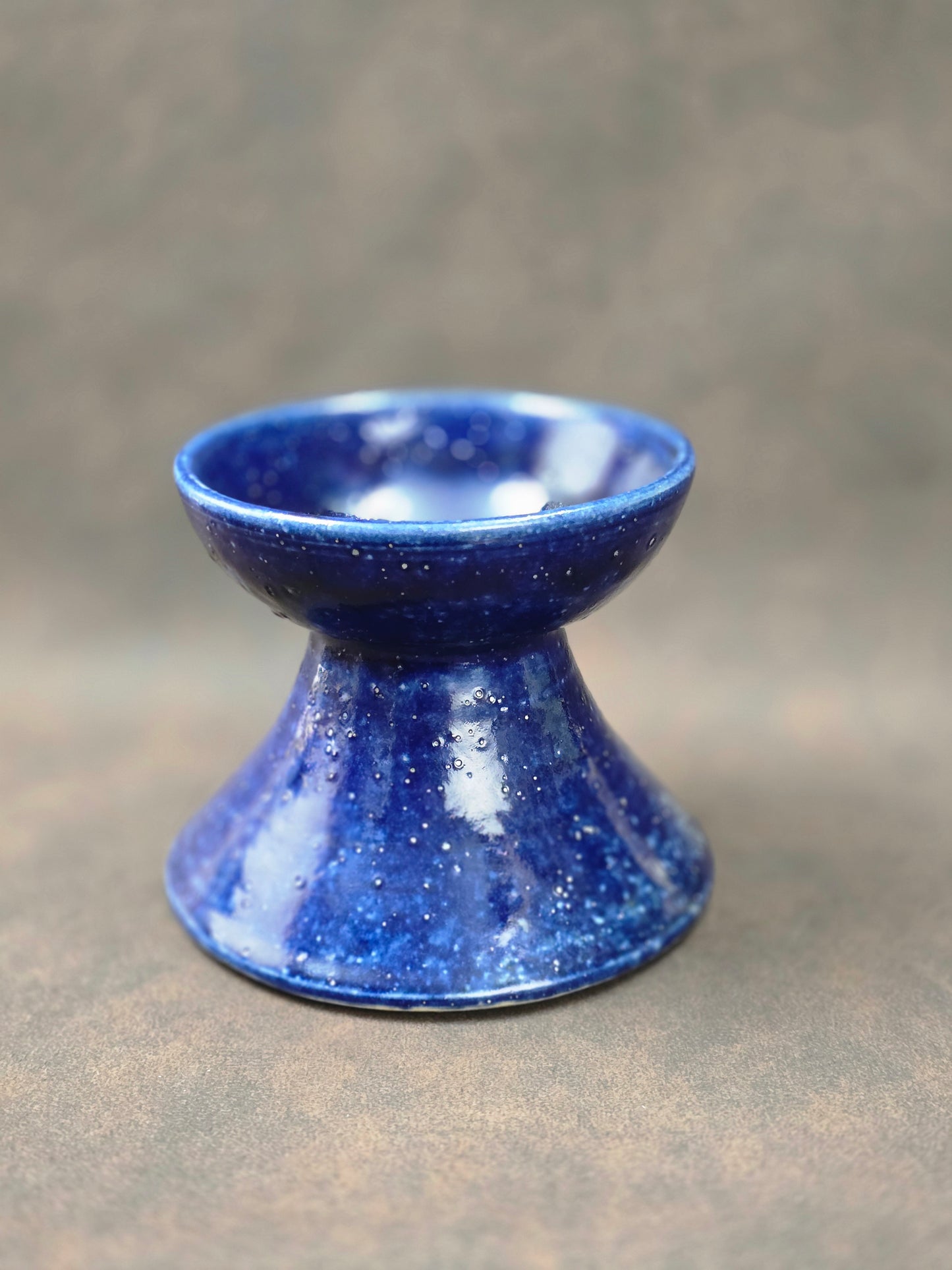 Skulpturale Studiokeramik Vase aus Steinzeug in tiefblauer Glasur, skandinavischer Mid-Century-Stil, handgefertigt, kompakte Form.