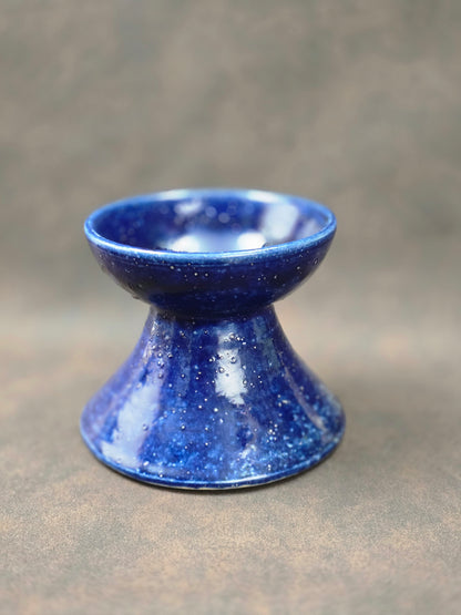 Skulpturale Studiokeramik Vase aus Steinzeug in tiefblauer Glasur, skandinavischer Mid-Century-Stil, handgefertigt, kompakte Form.