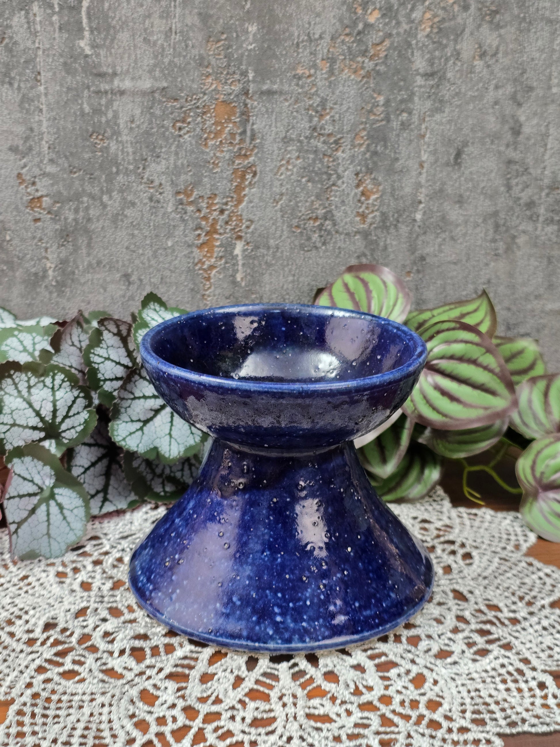 Skulpturale Studiokeramik Vase aus Steinzeug in tiefblauer Glasur, skandinavischer Mid-Century-Stil, handgefertigt, kompakte Form.
