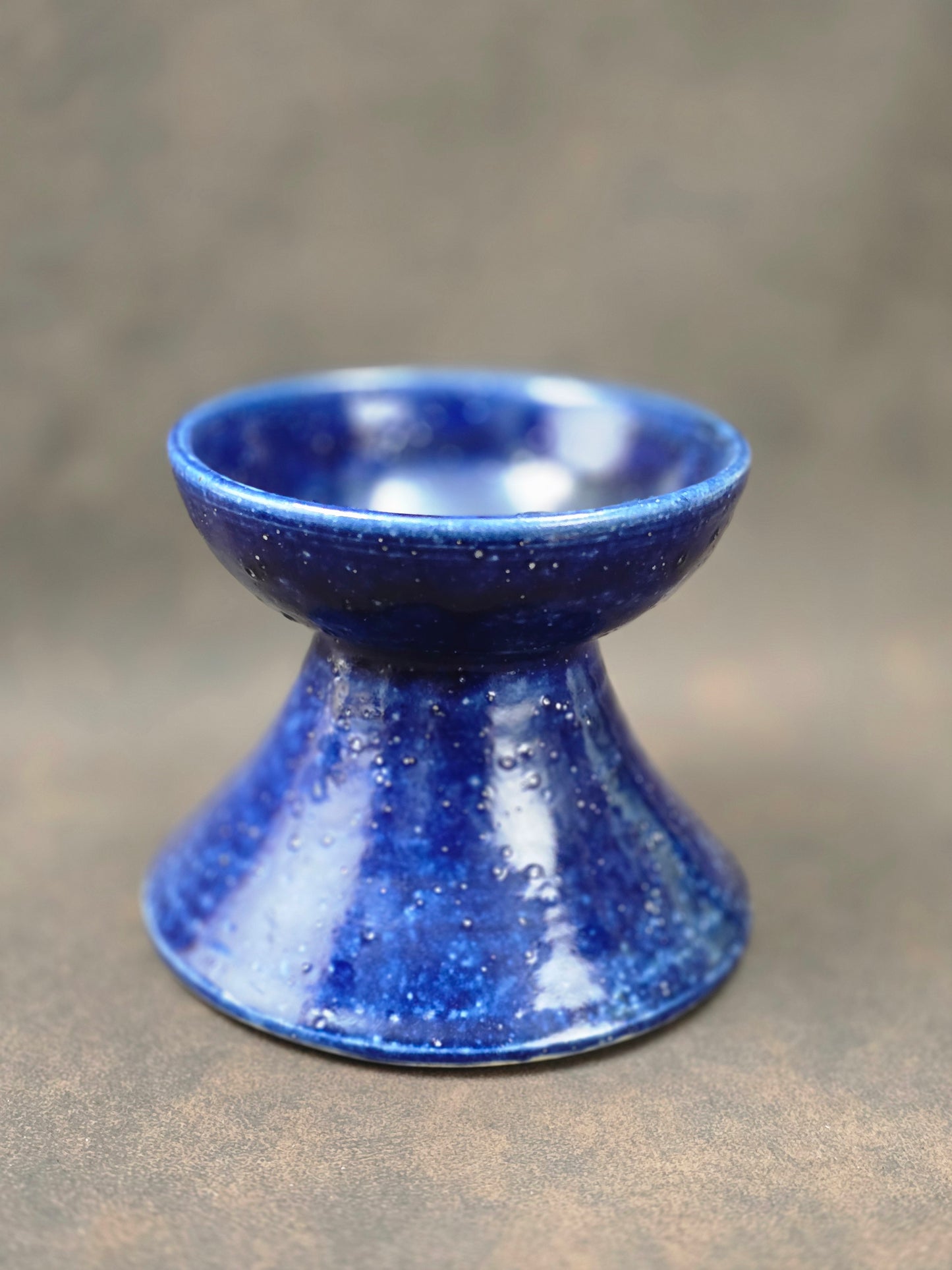 Skulpturale Studiokeramik Vase aus Steinzeug in tiefblauer Glasur, skandinavischer Mid-Century-Stil, handgefertigt, kompakte Form.