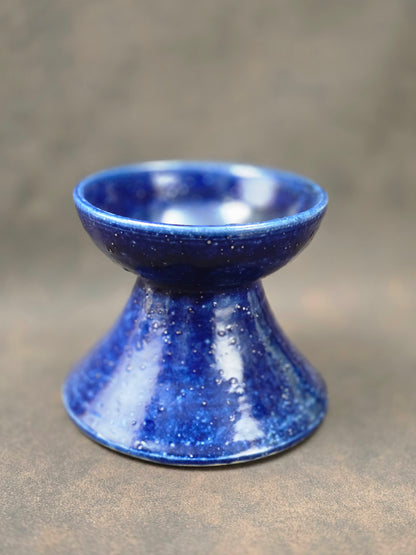 Skulpturale Studiokeramik Vase aus Steinzeug in tiefblauer Glasur, skandinavischer Mid-Century-Stil, handgefertigt, kompakte Form.