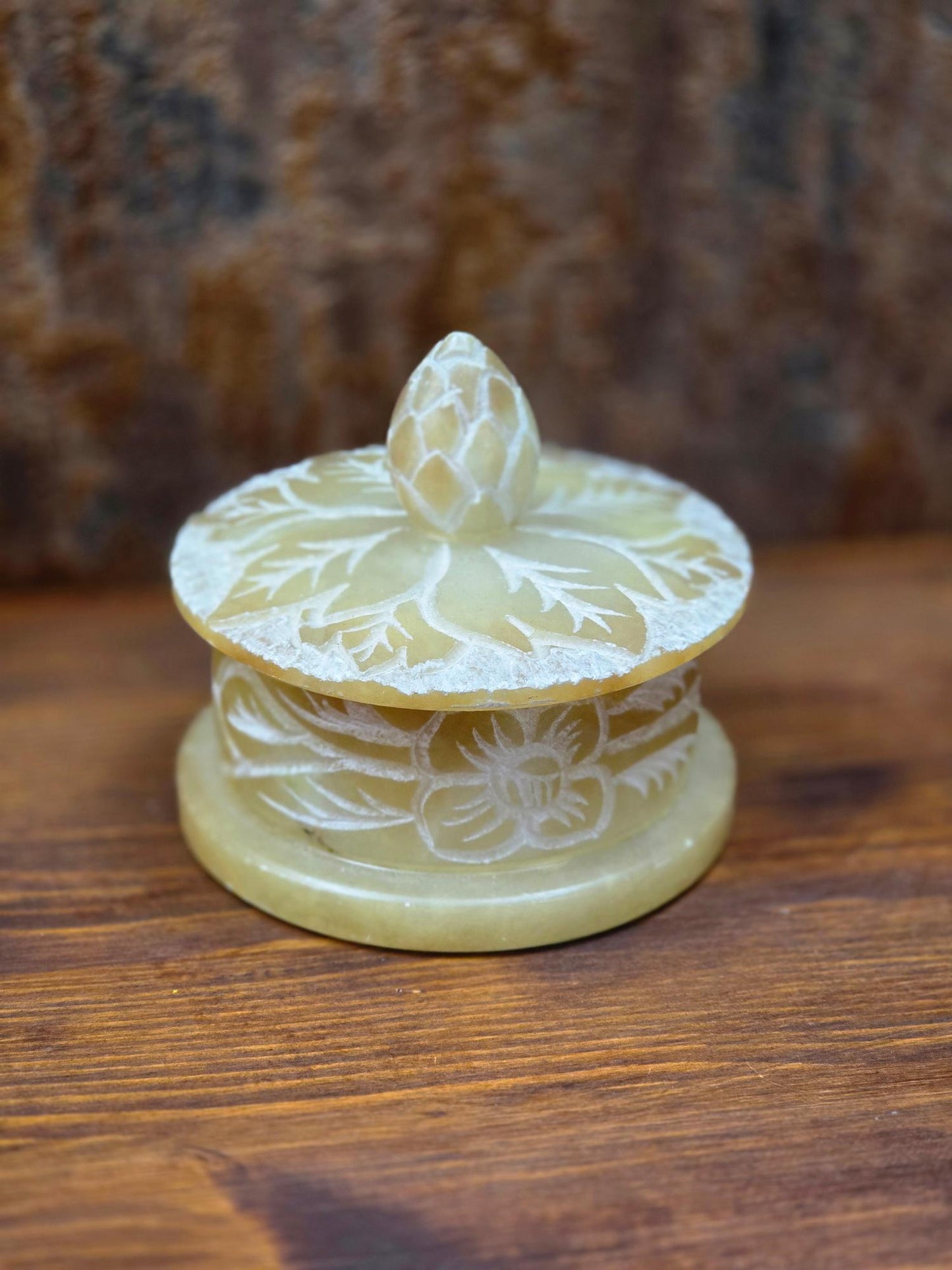 Große handgeschnitzte Vintage-Dose aus natürlichem Speckstein mit floralen Gravuren und Blütenknauf, dekorative Boho Schmuckbox aus Indien mit massivem Gewicht.