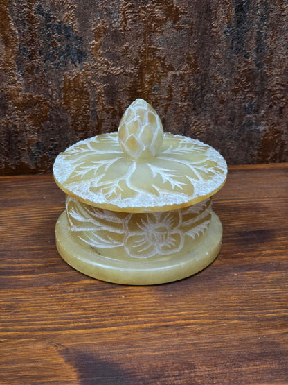Große handgeschnitzte Vintage-Dose aus natürlichem Speckstein mit floralen Gravuren und Blütenknauf, dekorative Boho Schmuckbox aus Indien mit massivem Gewicht.