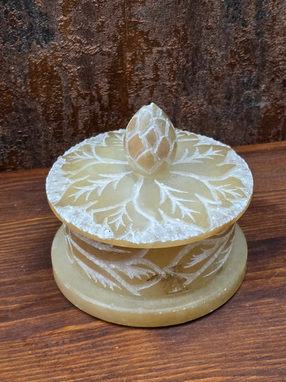 Große handgeschnitzte Vintage-Dose aus natürlichem Speckstein mit floralen Gravuren und Blütenknauf, dekorative Boho Schmuckbox aus Indien mit massivem Gewicht.
