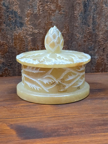 Große handgeschnitzte Vintage-Dose aus natürlichem Speckstein mit floralen Gravuren und Blütenknauf, dekorative Boho Schmuckbox aus Indien mit massivem Gewicht.