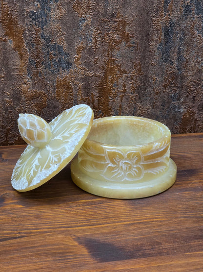 Große handgeschnitzte Vintage-Dose aus natürlichem Speckstein mit floralen Gravuren und Blütenknauf, dekorative Boho Schmuckbox aus Indien mit massivem Gewicht.