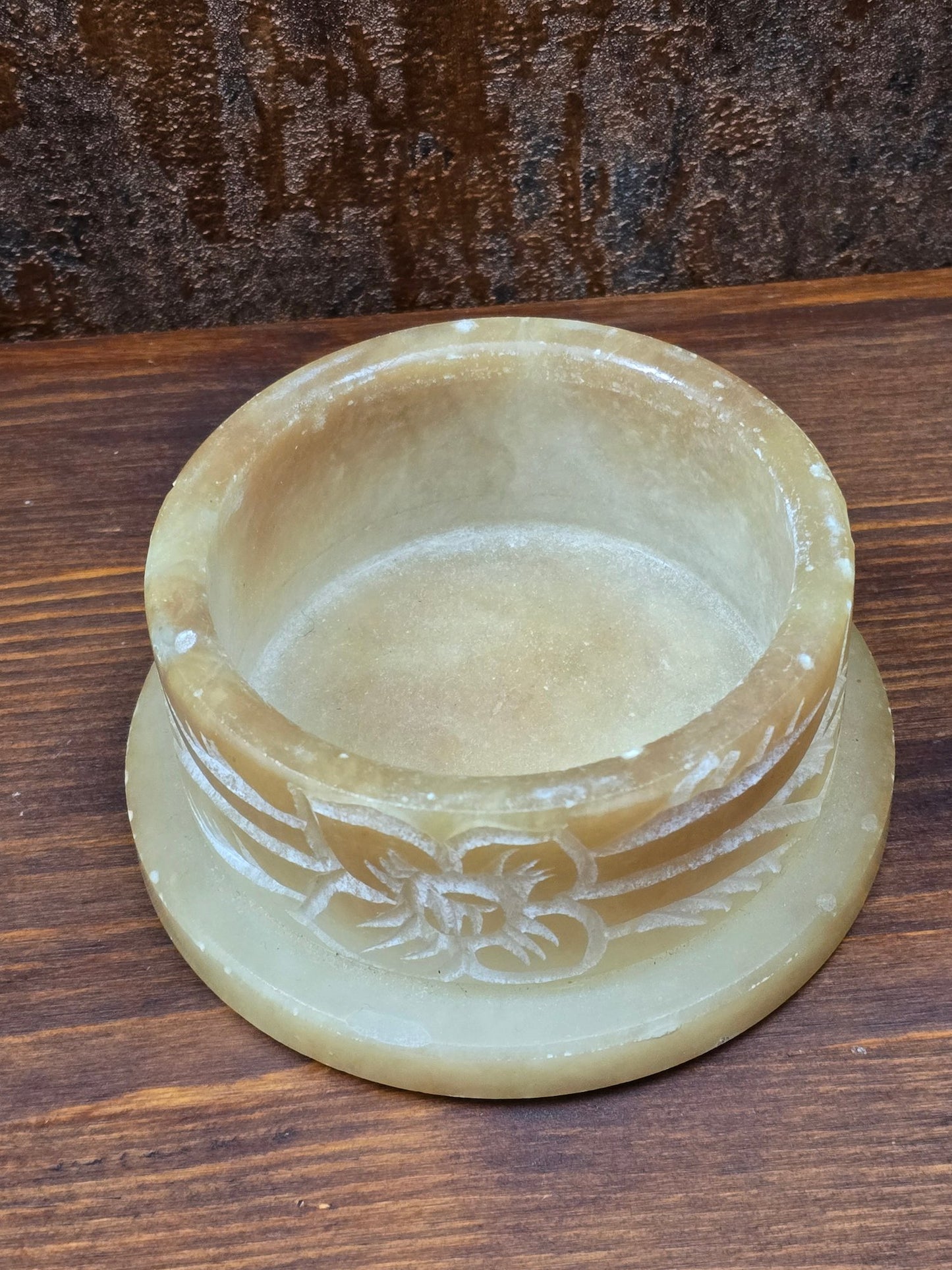 Große handgeschnitzte Vintage-Dose aus natürlichem Speckstein mit floralen Gravuren und Blütenknauf, dekorative Boho Schmuckbox aus Indien mit massivem Gewicht.