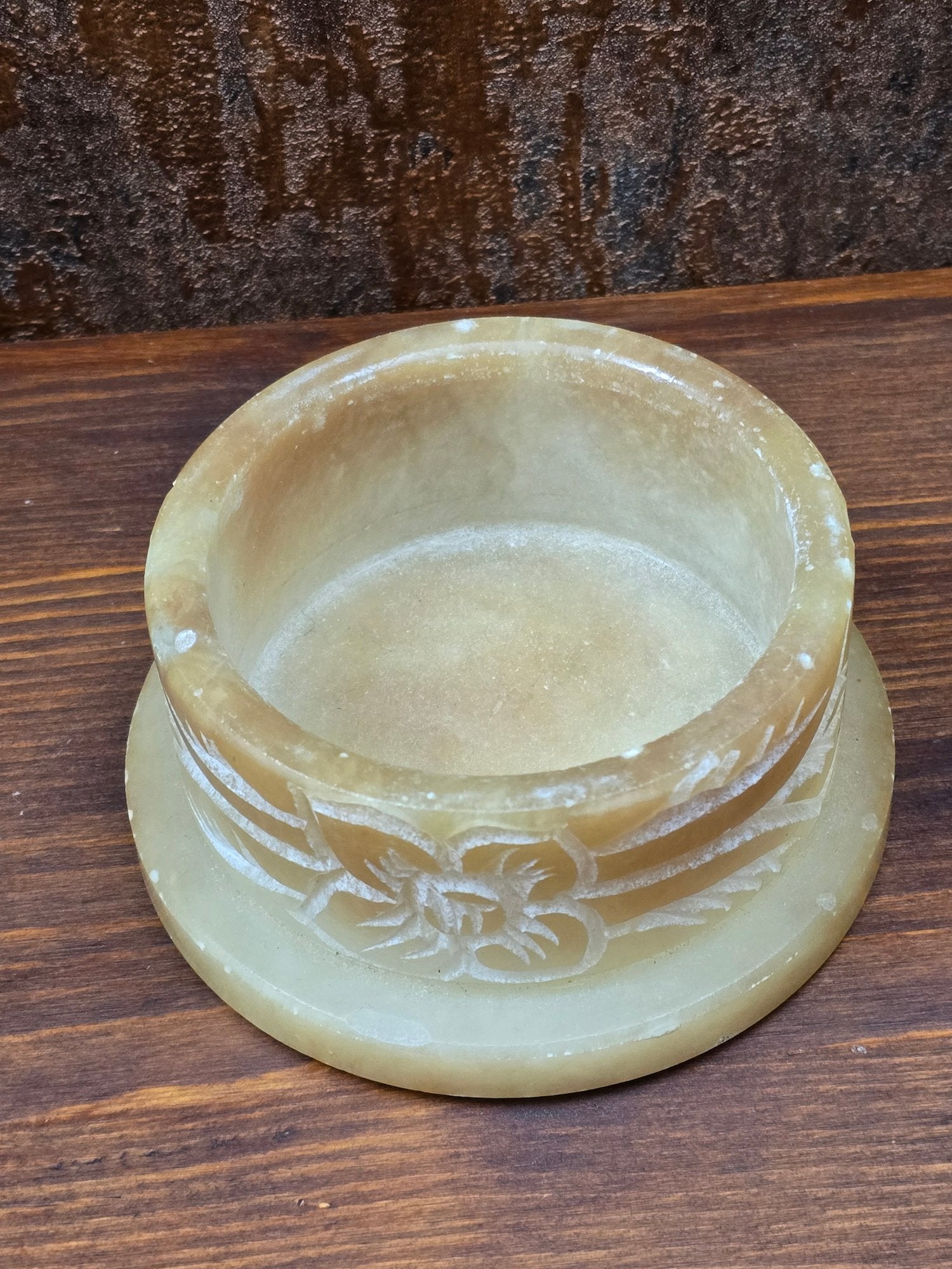 Große handgeschnitzte Vintage-Dose aus natürlichem Speckstein mit floralen Gravuren und Blütenknauf, dekorative Boho Schmuckbox aus Indien mit massivem Gewicht.