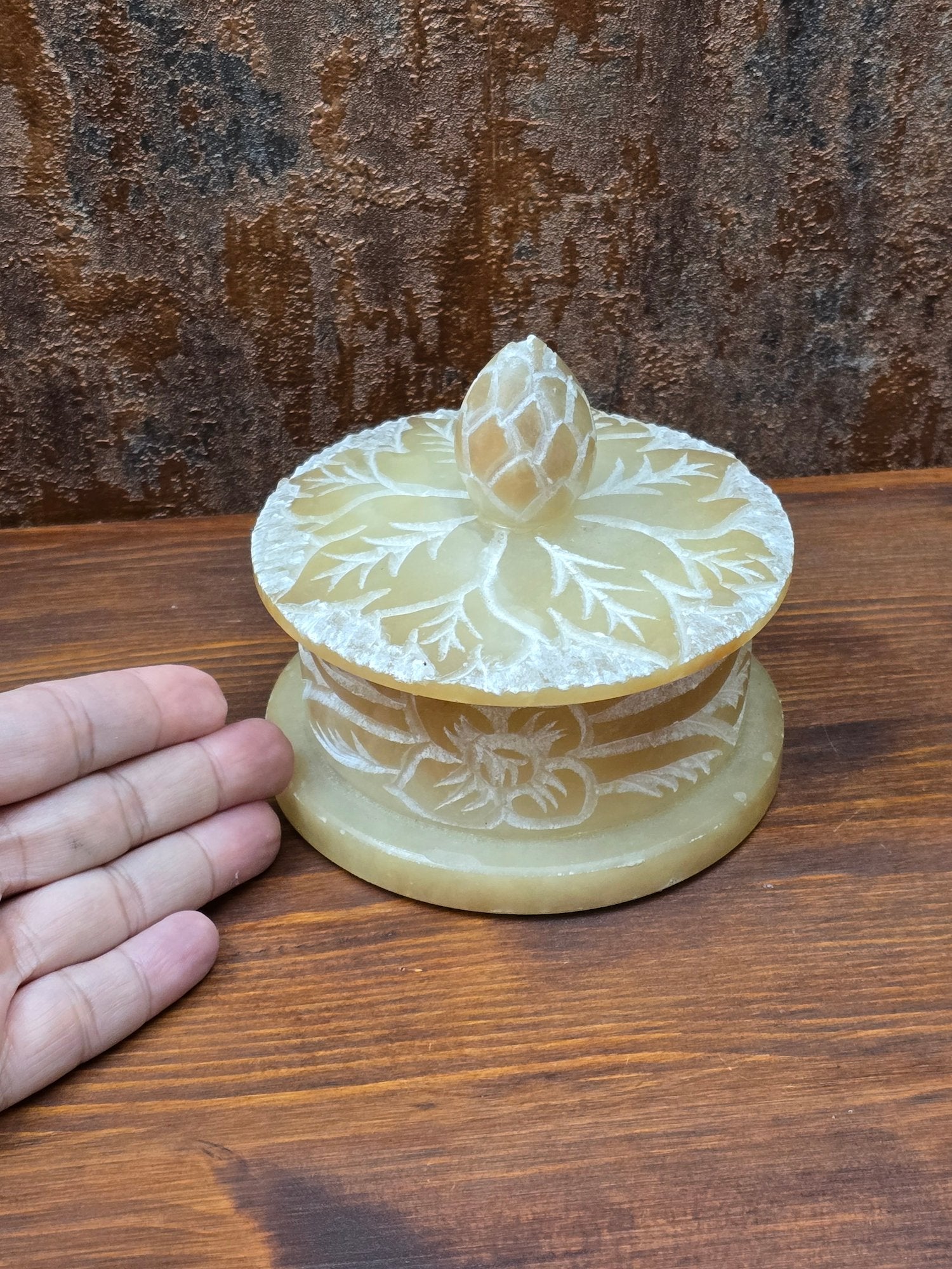 Große handgeschnitzte Vintage-Dose aus natürlichem Speckstein mit floralen Gravuren und Blütenknauf, dekorative Boho Schmuckbox aus Indien mit massivem Gewicht.